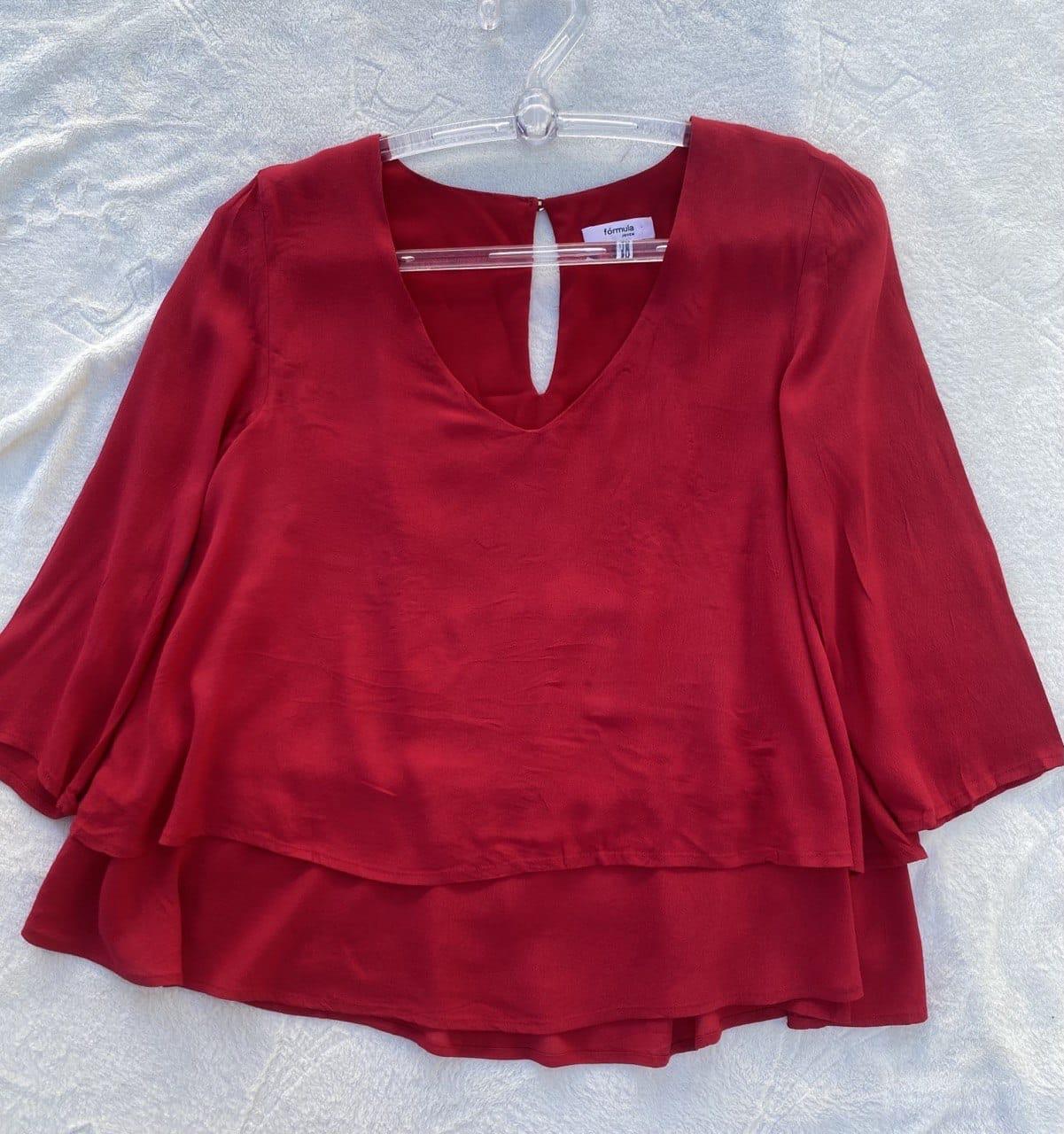 Blusa Roja Satén con Escote V y Volados